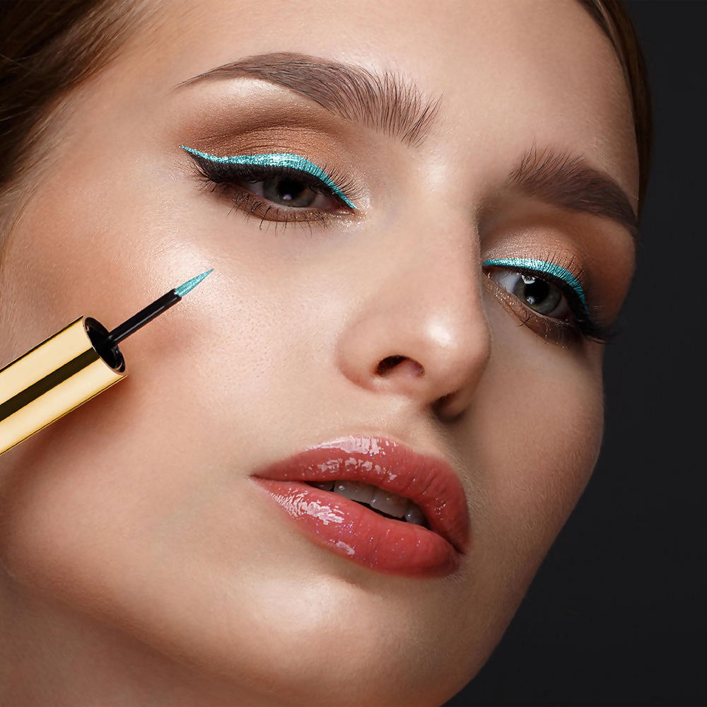 Lakme Glitterati Collection Shine Eyeliner - Vibrant Azure